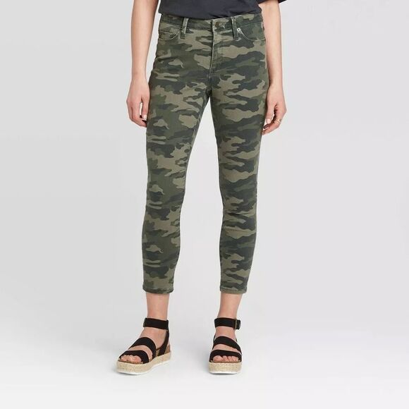 ✨5 for $15✨ Universal Thread High Rise Camo Pants - Picture 4 of 10